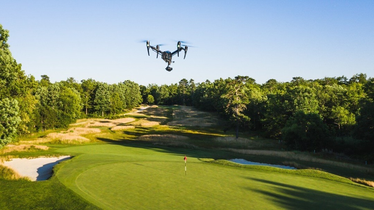 Drone colpito da una pallina da golf. Il colpo perfetto che ha sorpreso tutti