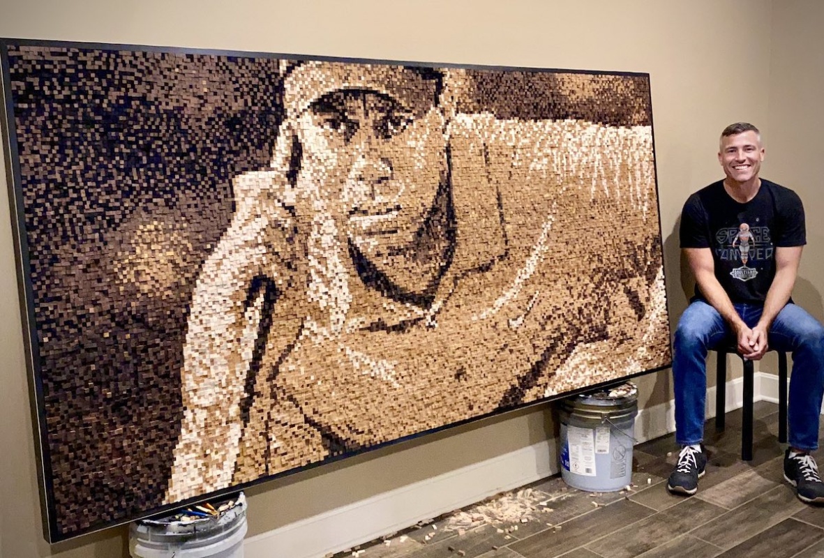 Un artista ha creato il ritratto di Tiger Woods con i tee da golf